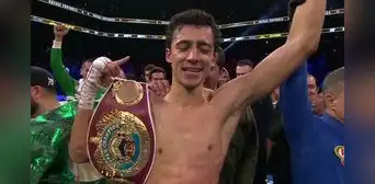 'Divino' Espinoza vence a Robeisy Ramírez en 6 rounds y se queda con el título mundial OMB del peso pluma 'Divino' Espinoza vence a Robeisy Ramírez en 6 rounds y se queda con el título mundial OMB del peso pluma