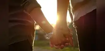 Joven busca novia en las calles y causa sensación en redes: "Vivo solo y hablo 6 idiomas"