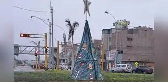 Árbol navideño en Comas se viraliza en TikTok y usuarios bromean: "Es ecológico" Árbol navideño en Comas se viraliza en TikTok y usuarios bromean: "Es ecológico"