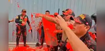 Policías reprimen protestas y universitarios les lanzan pintura roja en Bagua: "Reclamamos nuestro justo derecho" Policías reprimen protestas y universitarios les lanzan pintura roja en Bagua: "Reclamamos nuestro justo derecho"