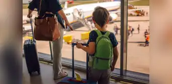 Menores de Perú podrán viajar al extranjero con la autorización de un solo padre, según nueva ley en el Congreso Menores de Perú podrán viajar al extranjero con la autorización de un solo padre, según nueva ley en el Congreso