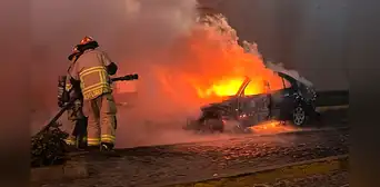 Auto se incendia en Miraflores y provoca cierre de la bajada Balta: unidades de los bomberos atienden siniestro