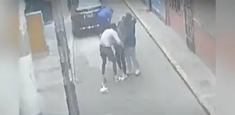 Delincuentes cogotean y roban a cadete del Ejército en la puerta de su casa en Chorrillos Delincuentes cogotean y roban a cadete del Ejército en la puerta de su casa en Chorrillos