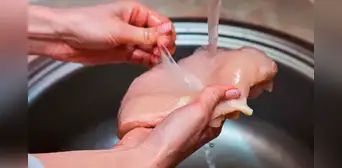 ¿El pollo crudo se lava o no se lava antes de cocinarlo? Esto es lo que debes hacer