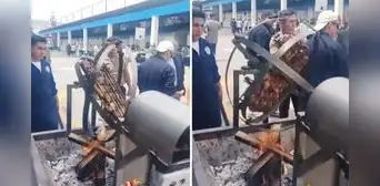 Jóvenes peruanos crean parrilla automática y usuarios dicen: “Prepara pollo al átomo”