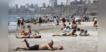Este distrito de Lima sur ofrecerá sombrillas gratuitas en 2025, pero bañistas afirman que no hay suficientes para verano