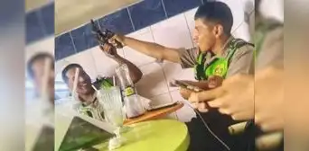 Piura: Policías son captados jugando con sus armas de reglamento en restaurante de Lobitos