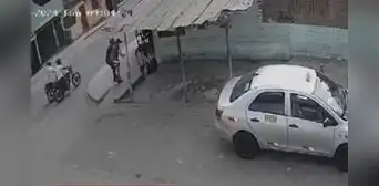 Delincuentes golpean y arrastran a mujer para robarle su celular en San Juan de Lurigancho