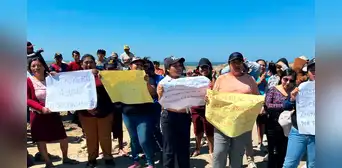 Ciudadanos de Lobitos y Cabo Blanco protestan luego de que PetroPerú anunciara que playas están 100% limpias Ciudadanos de Lobitos y Cabo Blanco protestan luego de que PetroPerú anunciara que playas están 100% limpias