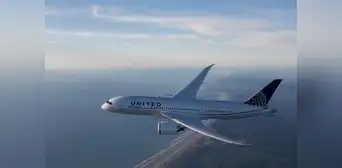 Hallan un cuerpo sin vida atrapado en la llanta de un avión de United Airlines que aterrizó en Hawái Hallan un cuerpo sin vida atrapado en la llanta de un avión de United Airlines que aterrizó en Hawái