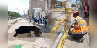 Lluvias intensas en Chiclayo provocan gran hueco en plena avenida: se forma un forado de 4 metros de diámetro