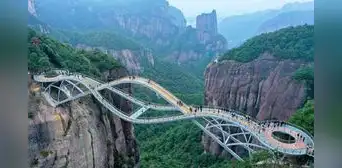 El Ruyi Bridge, el puente de cristal con forma de ADN que flota entre las montañas de China y recibe 200.000 personas
