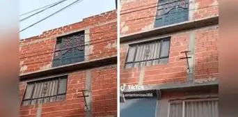 Albañil construye puerta en el cuarto piso y usuarios quedan atónitos: "¿Y por dónde bajan?"