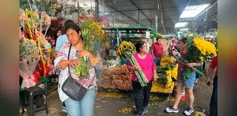 Peruanos reciben el Año Nuevo 2025 con flores amarillas: significado, precios y más detrás de esta costumbre Peruanos reciben el Año Nuevo 2025 con flores amarillas: significado, precios y más detrás de esta costumbre