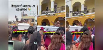 Adulto mayor desfila en pasacalle de fin de año sobre un ataúd y redes estallan: "En Perú nunca te aburres"