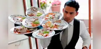 Inmigrante en Estados Unidos genera sorpresa al revelar cuánto gana al día como mesero en restaurante de Utah
