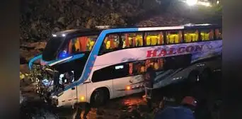 Bus con 50 pasajeros se despista y llega al borde del río Rímac, pero solo hubo heridos leves Bus con 50 pasajeros se despista y llega al borde del río Rímac, pero solo hubo heridos leves