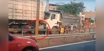 Grave accidente en la Panamericana Sur: dos camiones aplastan a un vehículo y dejan varios heridos Grave accidente en la Panamericana Sur: dos camiones aplastan a un vehículo y dejan varios heridos