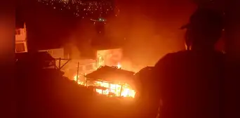 Incendio de grandes proporciones deja 6 familias sin hogar en Ventanilla tras presunta explosión de un balón de gas Incendio de grandes proporciones deja 6 familias sin hogar en Ventanilla tras presunta explosión de un balón de gas