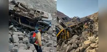 Tren se descarrila y deja un fallecido y un herido tras caer a barranco en Arequipa Tren se descarrila y deja un fallecido y un herido tras caer a barranco en Arequipa