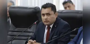 Fiscalía extrajo información del celular del capitán PNP ‘Culebra’, mientras Santiváñez sigue sin entregar su clave de iCloud