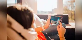 ¿Por qué no deberías ver videos de TikTok o YouTube cuando tu smartphone está cargando?