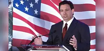 ¡Cuídense, inmigrantes! Estas son las políticas de Ron DeSantis para impulsar las redadas y deportaciones en Florida