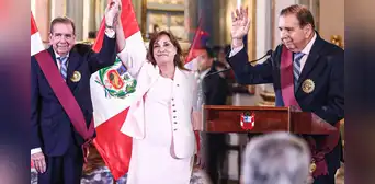 Dina Boluarte recibió a Edmundo González Urrutia y lo condecoró en Palacio de Gobierno Dina Boluarte recibió a Edmundo González Urrutia y lo condecoró en Palacio de Gobierno