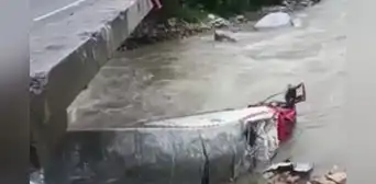 Tráiler se descarrila y cae de puente a río en Apurímac: accidente deja madre y 2 niños desaparecidos Tráiler se descarrila y cae de puente a río en Apurímac: accidente deja madre y 2 niños desaparecidos