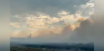 Fuerte incendio forestal avanza cerca del Aeropuerto Internacional de Pisco: humareda afecta avionetas