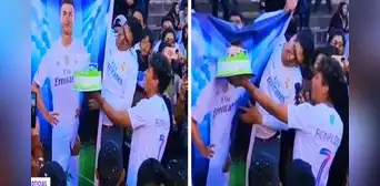 Hinchas peruanos cantaron cumpleaños a un cartel de Cristiano Ronaldo y hasta 'mordió' la torta: "Bicholovers"