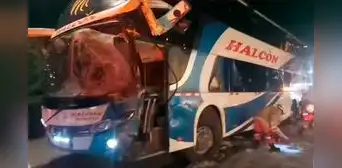 Accidente en la Carretera Central: bus que se dirigía a Lima choca contra camión y conductor queda gravemente herido