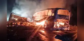 Tráiler impacta con autobús en México y deja al menos 30 personas muertas: vehículos quedaron en llamas Tráiler impacta con autobús en México y deja al menos 30 personas muertas: vehículos quedaron en llamas