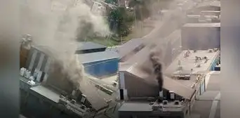 Incendio en fábrica de El Agustino moviliza a 8 unidades de Bomberos en zona industrial