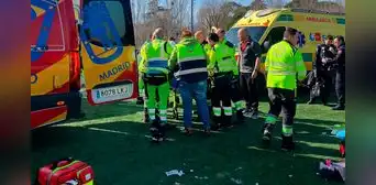 Joven árbitro de fútbol que estuvo a punto de morir mientras dirigía un partido es salvado por jugadores en España Joven árbitro de fútbol que estuvo a punto de morir mientras dirigía un partido es salvado por jugadores en España