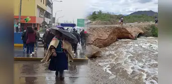 Fuertes lluvias causan huaicos en el sur, inundaciones en la selva y alerta en Lima