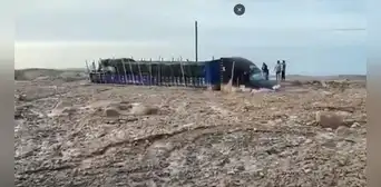 Deslizamiento de huaico en Arequipa deja un camión de carga sumergido en el lodo en la Panamericana Sur