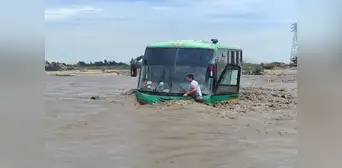 Bus de transporte con pasajeros a bordo queda atrapado en caudal del río Chicama en La Libertad Bus de transporte con pasajeros a bordo queda atrapado en caudal del río Chicama en La Libertad