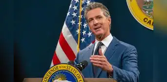 La nueva orden ejecutiva de Gavin Newsom para ayudar a víctimas de los incendios en California a reconstruir sus casas