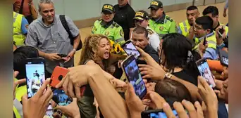 ¡Ya está en Lima! Shakira desata la locura entre sus fans peruanos que la esperaron en el aeropuerto antes de su concierto en Perú ¡Ya está en Lima! Shakira desata la locura entre sus fans peruanos que la esperaron en el aeropuerto antes de su concierto en Perú