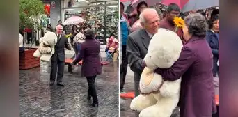 ¡El último romántico! Adulto mayor logró reencontrarse con su amor del pasado y la espero bajo la lluvia ¡El último romántico! Adulto mayor logró reencontrarse con su amor del pasado y la espero bajo la lluvia