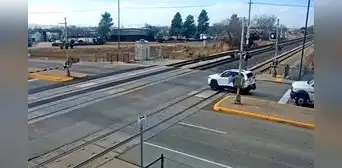 Milagroso escape en EE. UU.: conductor evita ser arrollado por un tren tras bajarse de su auto en Utah