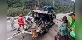 Gigante roca cae sobre combi y mata a 3 pasajeros en carretera de Apurímac: otros 4 resultaron heridos