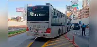 Metropolitano: bus quedó varado cerca de la estación Angamos y desvió su servicio al carril regular de la Vía Expresa Metropolitano: bus quedó varado cerca de la estación Angamos y desvió su servicio al carril regular de la Vía Expresa