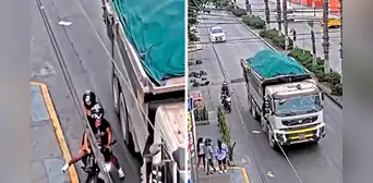 Motociclista muere tras ser arrollada por un camión en San Juan de Miraflores: cámara registró el fatal accidente Motociclista muere tras ser arrollada por un camión en San Juan de Miraflores: cámara registró el fatal accidente
