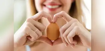 Ni frito ni revuelto: el error al cocinar huevo que reduce su proteína y la mejor forma de prepararlo