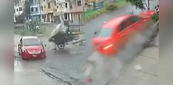Mototaxista sobrevive a violento choque de auto que iba a excesiva velocidad en Ate: cámaras captan el accidente