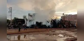 Incendio de grandes proporciones consume seis puestos madereros Incendio de grandes proporciones consume seis puestos madereros