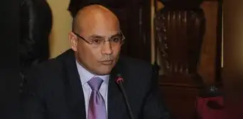 Alcalde Joaquín Ramírez se victimiza tras allanamiento de su casa: “Hay una cacería política” Alcalde Joaquín Ramírez se victimiza tras allanamiento de su casa: “Hay una cacería política”