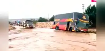 Ica: bus interprovincial de Cruz del Sur se queda atrapado en huaico en plena Panamericana Sur Ica: bus interprovincial de Cruz del Sur se queda atrapado en huaico en plena Panamericana Sur